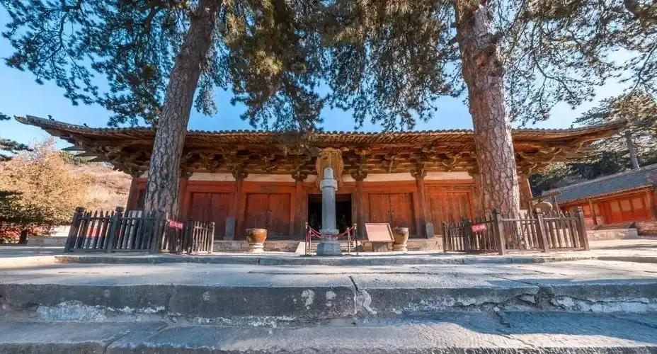 与后世雕梁画栋的建筑不同，唐代建筑外观朴素，少有繁复雕刻与华丽堆砌，这份简洁并非