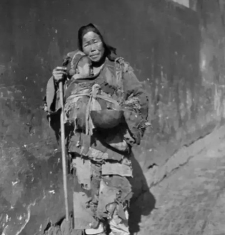 1949年，湖南平江解放后，一个乞丐模样的妇女径直走进县委大院，却被卫兵拦住，她