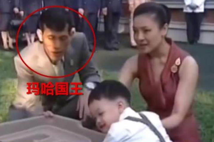 泰王陪伴提帮功的时间还是蛮多的，现在提帮功长大了，泰王也老了。如今泰国有战事，不