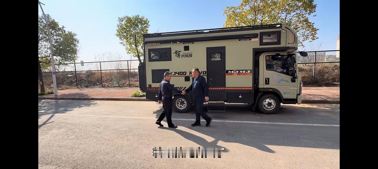 旅游老兵！以前经常看他带着个帐篷，下雨天野外，望着菜花，自己煮菜喝酒。对面就是