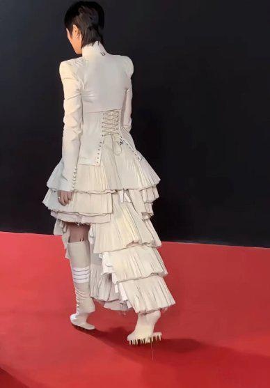 李宇春的高跟鞋，奇葩又搞怪，第一眼以为是拖鞋，近看还带钉子，请问这好走路吗？看她