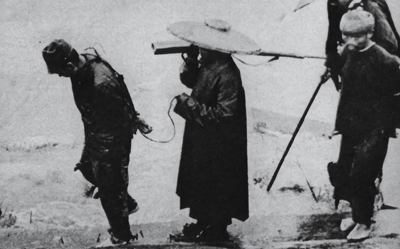 1938年，烽火烧遍中原，武当山却依旧云深雾锁。一个带兵的军官登上山来，在道观中
