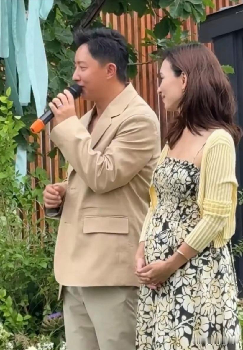 韩庚和老婆卢靖姗一起出席朋友的婚礼，韩庚胖了好多，皮肤也好黑，现在的外表完全不像