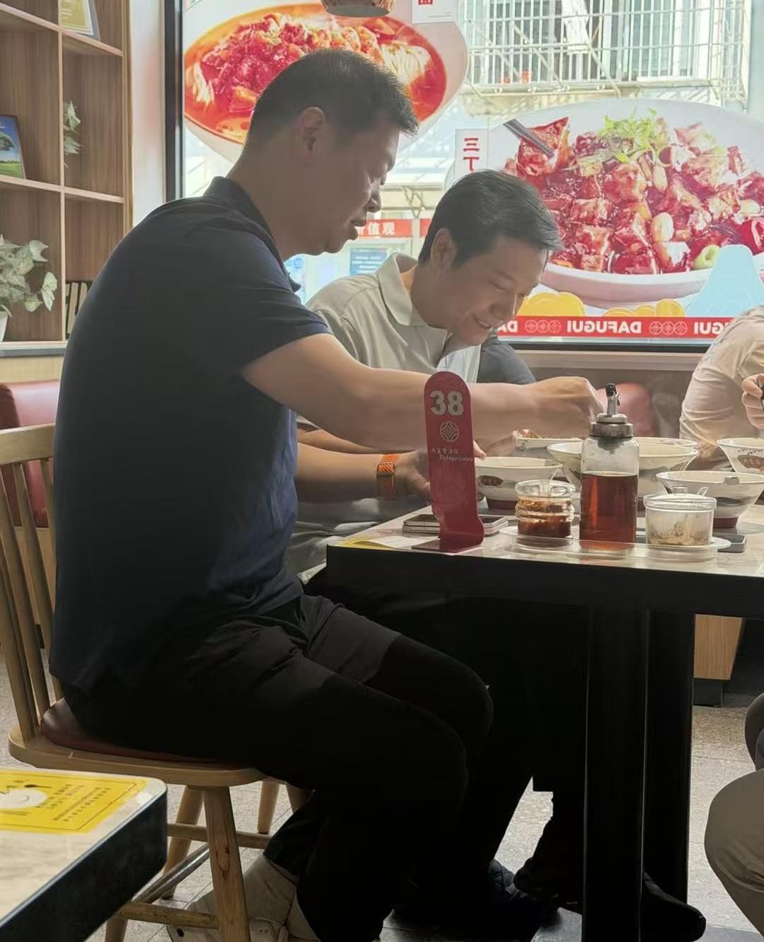 57岁雷军现身上海一间餐馆吃早餐，他吃了葱油拌面、菜肉馄饨，身边好几位工作人员陪
