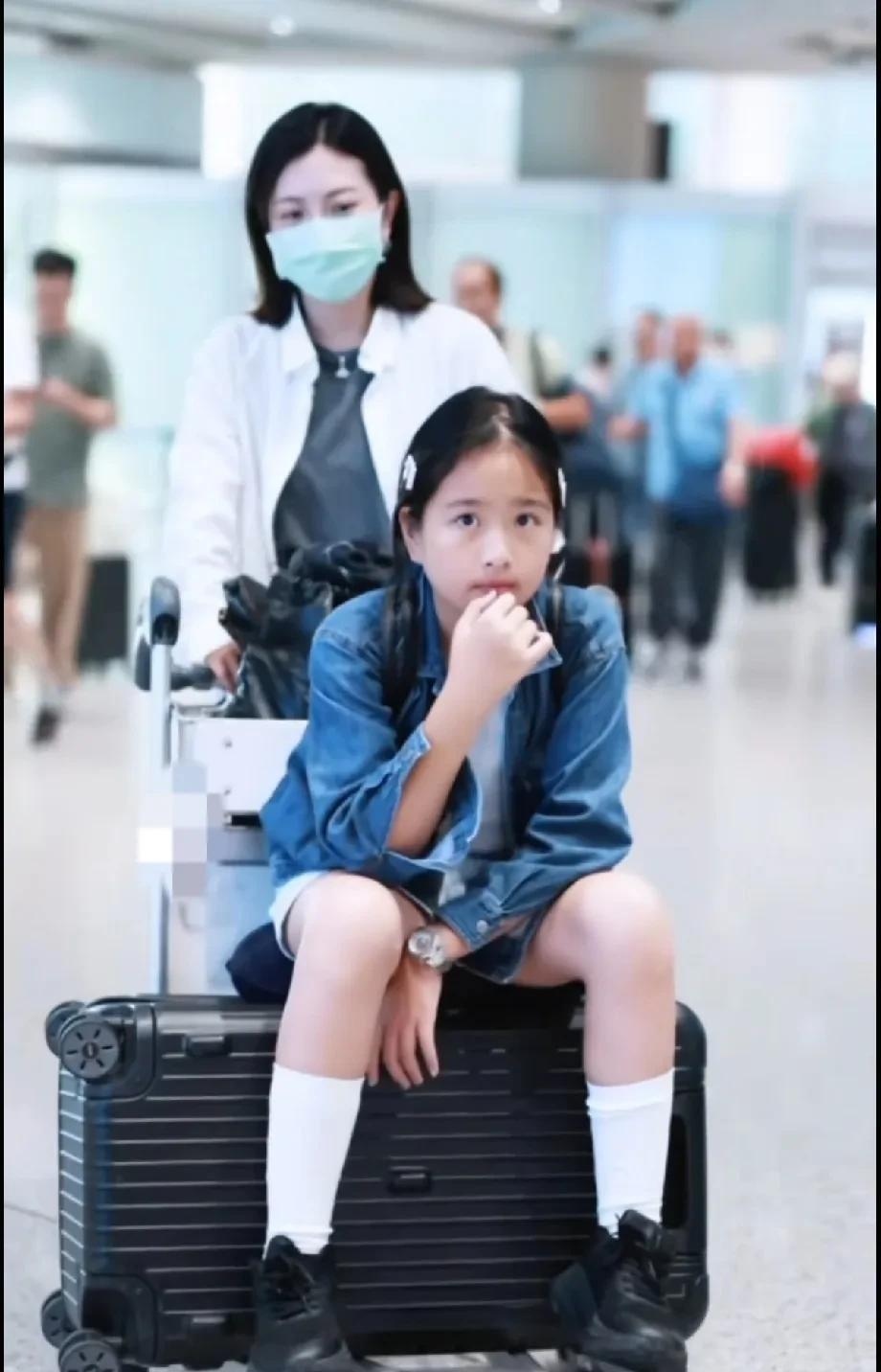 包文婧很会教育孩子，把包可艾培养的好好，温暖，阳光，有礼貌。