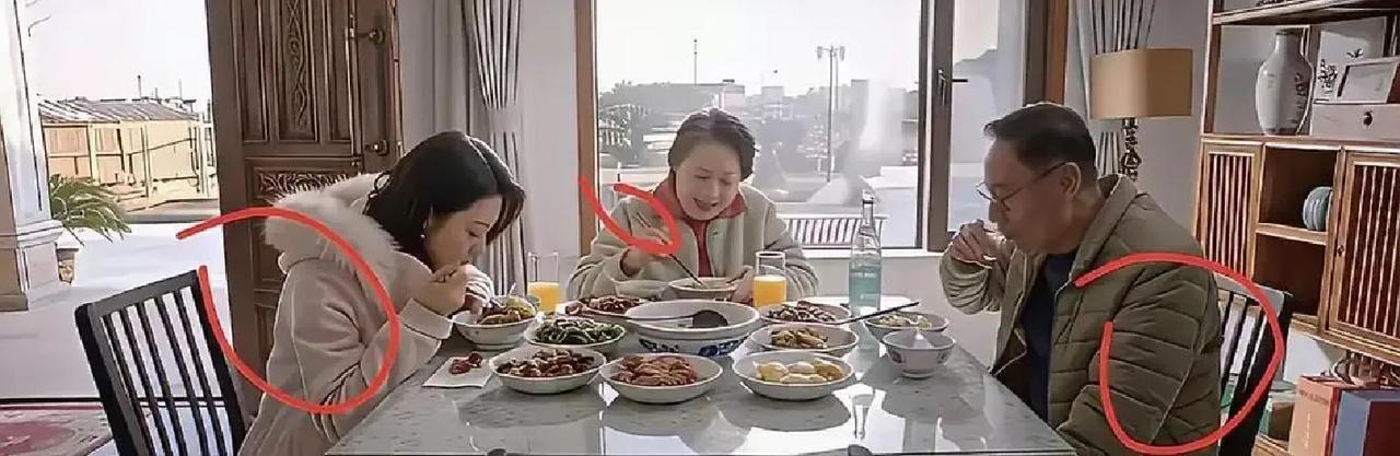 羽绒服吃饭冲上热搜屋里10℃，空调开1小时3块8。我妈把遥控器锁抽屉，说扛