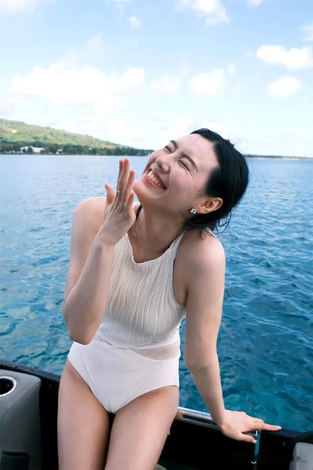前游泳世界冠军刘湘最近在微博晒出泳池自拍，直接把热搜搅得火热。照片里她身着碎花挂