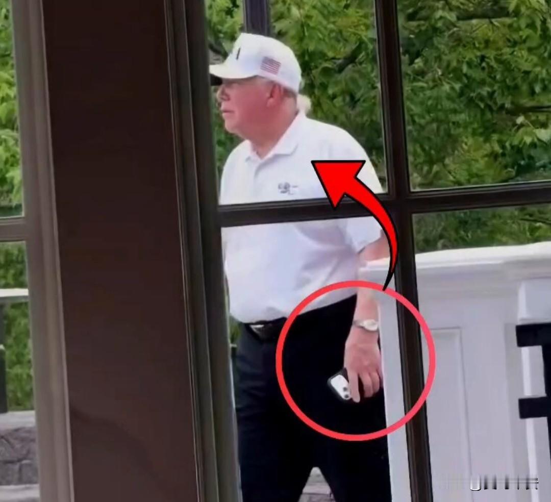 MAGA支持者大多数都愚蠢今天凌晨，媒体在弗吉尼亚州的高尔夫球场拍到美国总统川