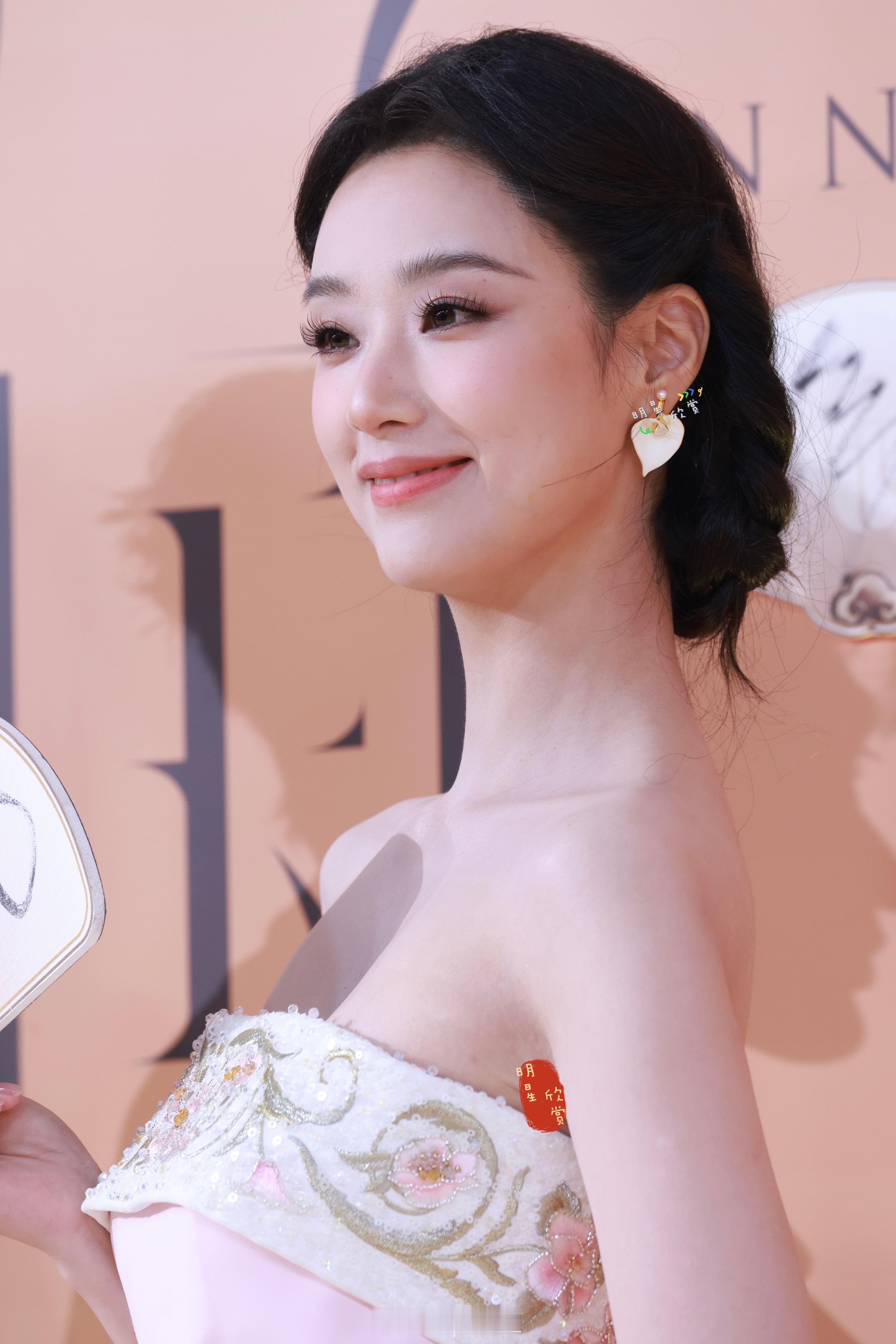 王小亿亮相时尚中国之夜红毯抹胸粉裙，身材出挑