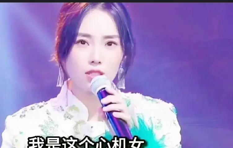 5万人在线看她被骂哭她没回怼，只说了三句话，直播间瞬间刷屏那晚云朵刚