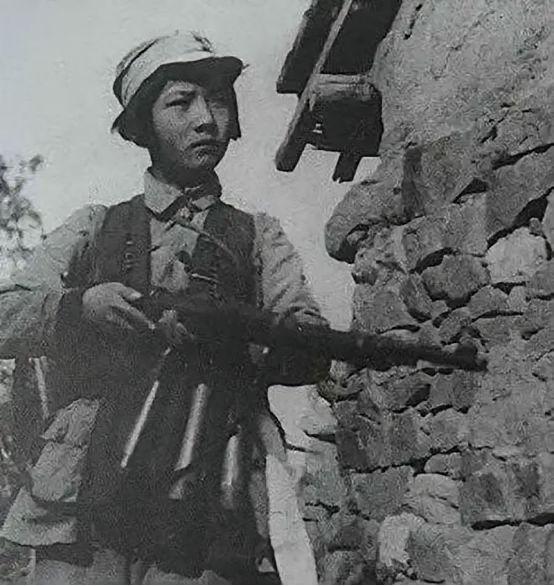 1941年，女侦察员王金英夜里洗澡时，窗外闪过一个身影。她心头一紧，暗叹一声：“