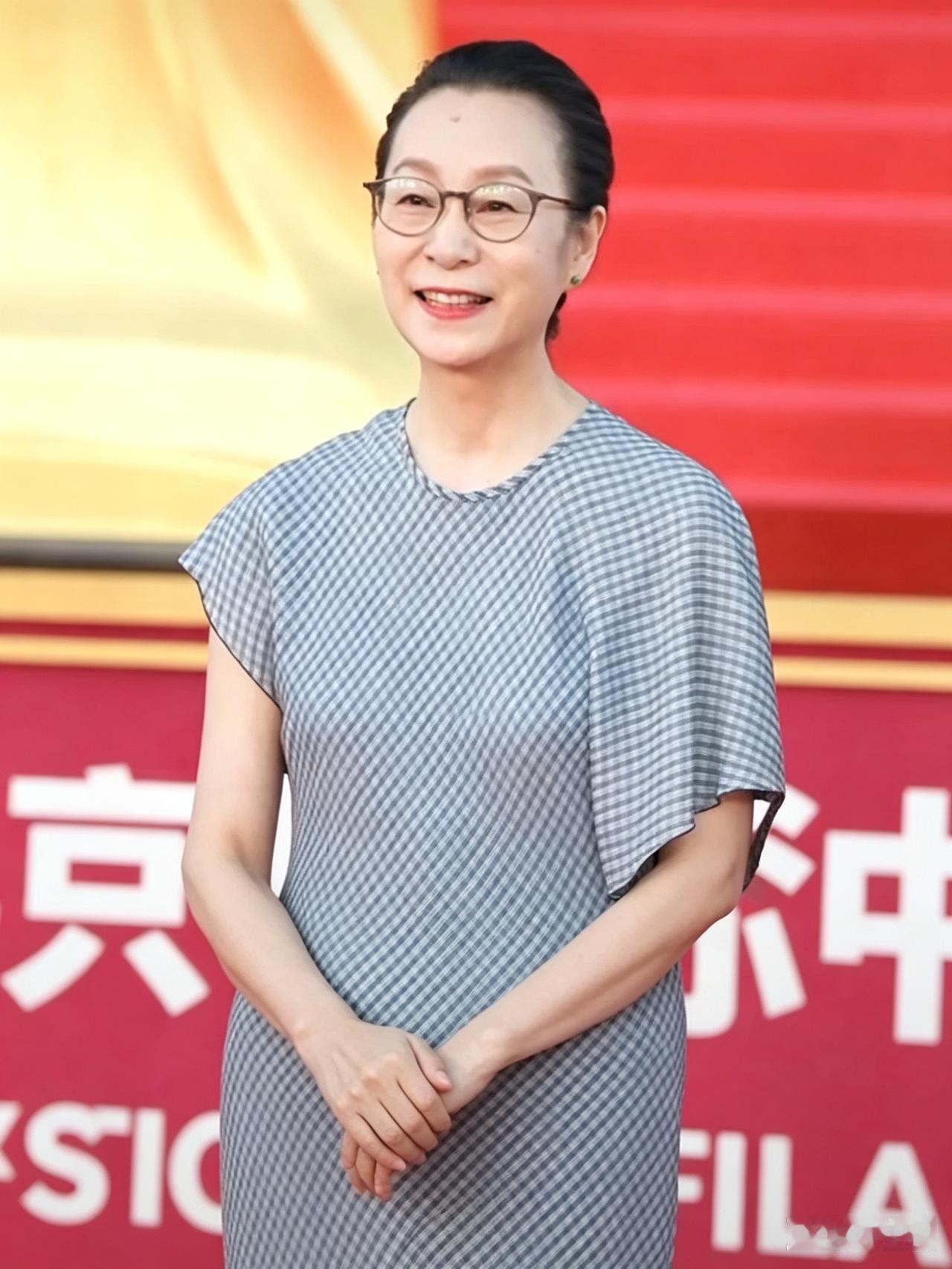 很多人总留恋年轻时光，觉得女人最好看、最珍贵的就是年轻那几年。可活到这个年纪