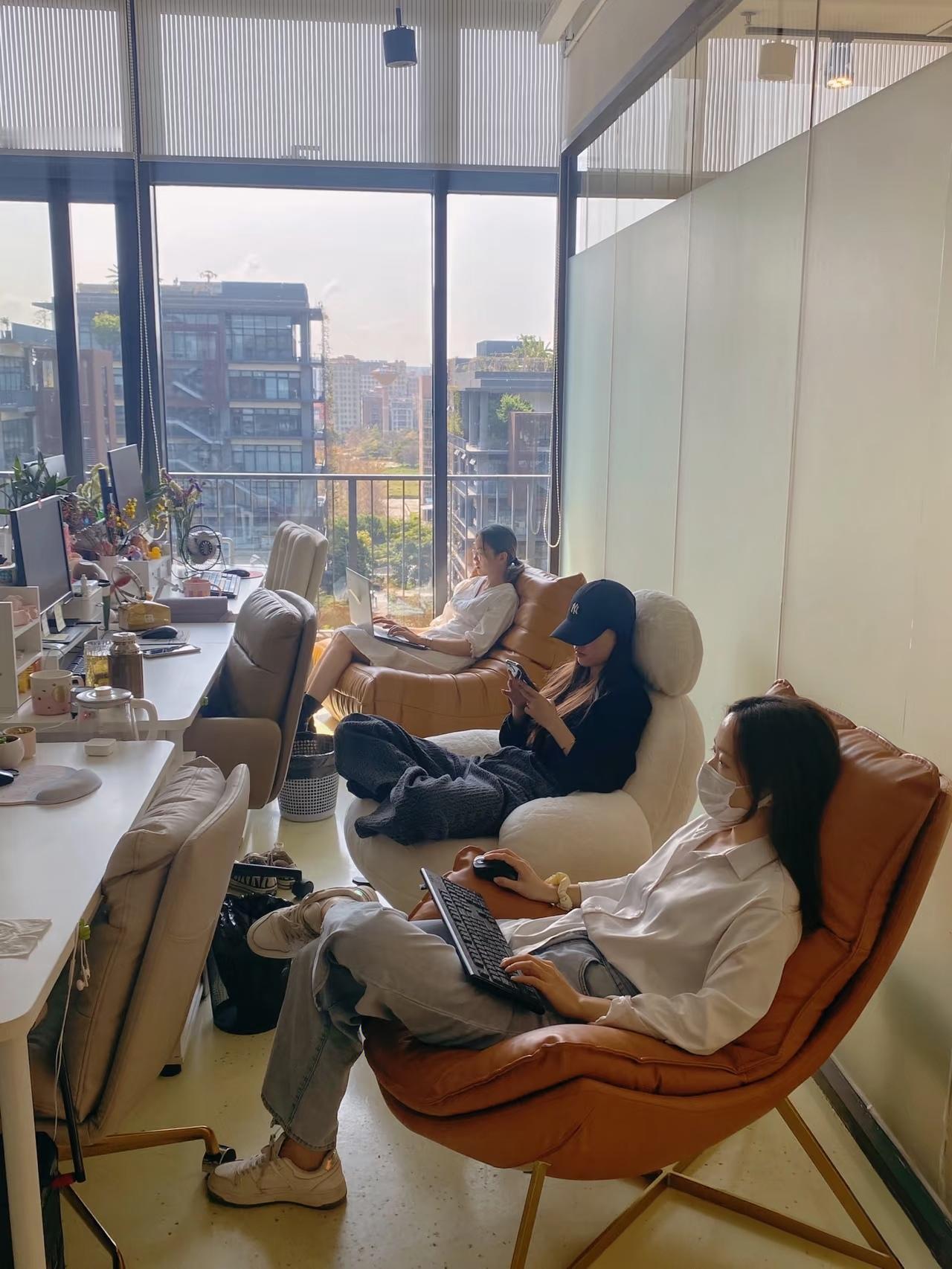 我发现00后活的真通透难怪00后不交社保闺蜜的妹妹00后，她非常清醒的告诉：