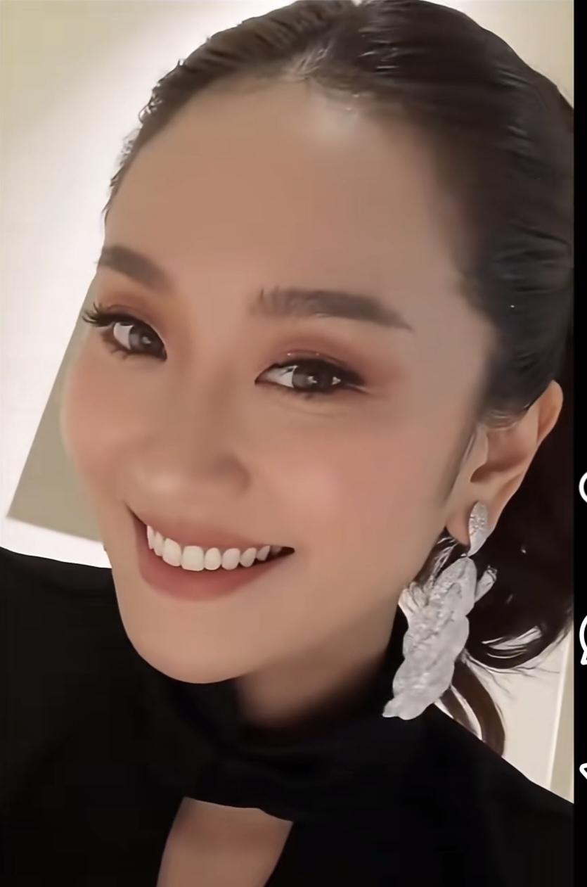 贝东丹确实漂亮：五官就像是精雕细琢过，360度旋转无瑕疵。大眼睛炯炯有神又有女性