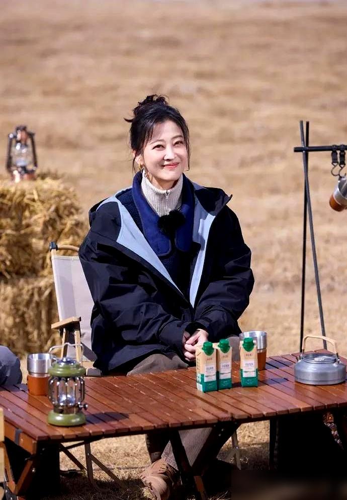 50岁的梅婷直接把电子秤搬到了饭桌上，每一口叶子菜都要精准过磅。为了在戏里重返2