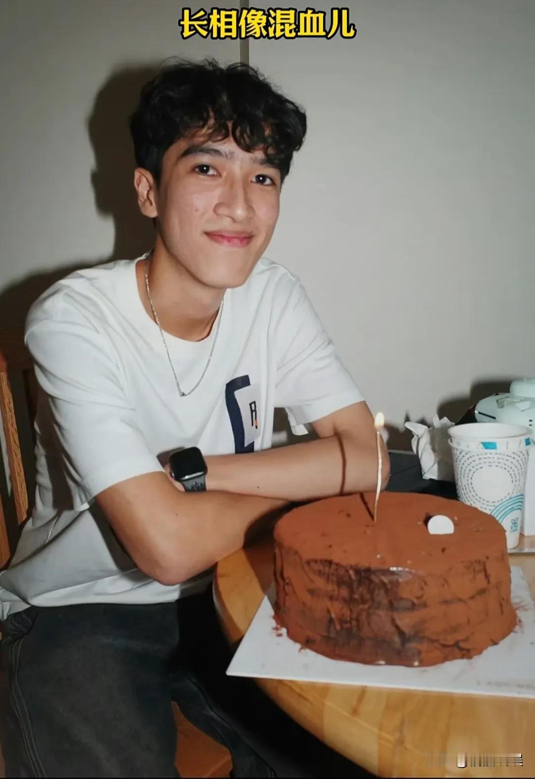 星二代的颜值有时还真像开盲盒啊，摸不准基因要往哪跑。李克勤和港姐卢淑仪的儿子，