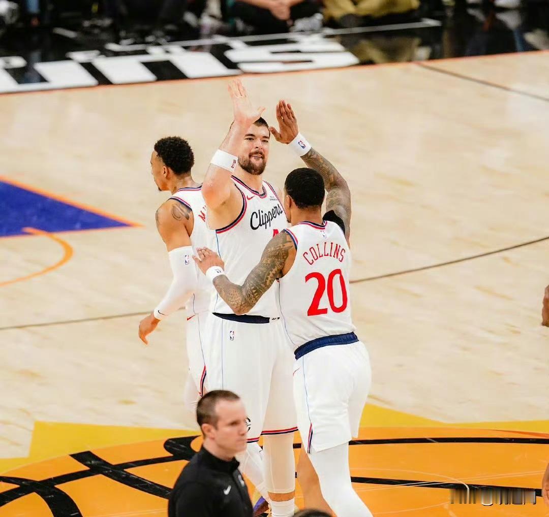 祖巴茨：向哈登致敬🫡赛后祖巴茨采访：少了哈登，影响非常大。他是我们体系中非常