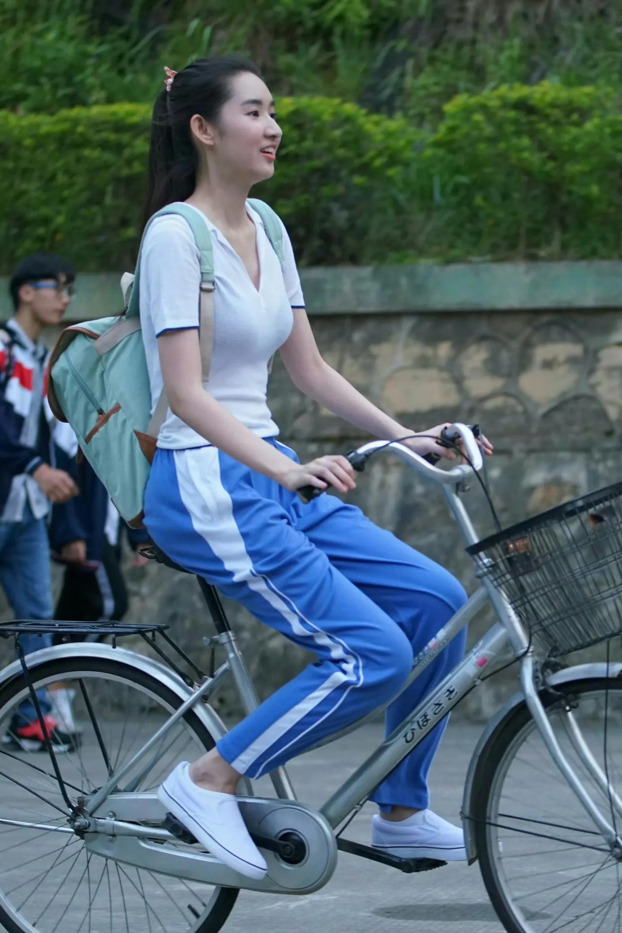 也就是紫荆中学！女学生还能穿这么透的校服，身材如此姣好。