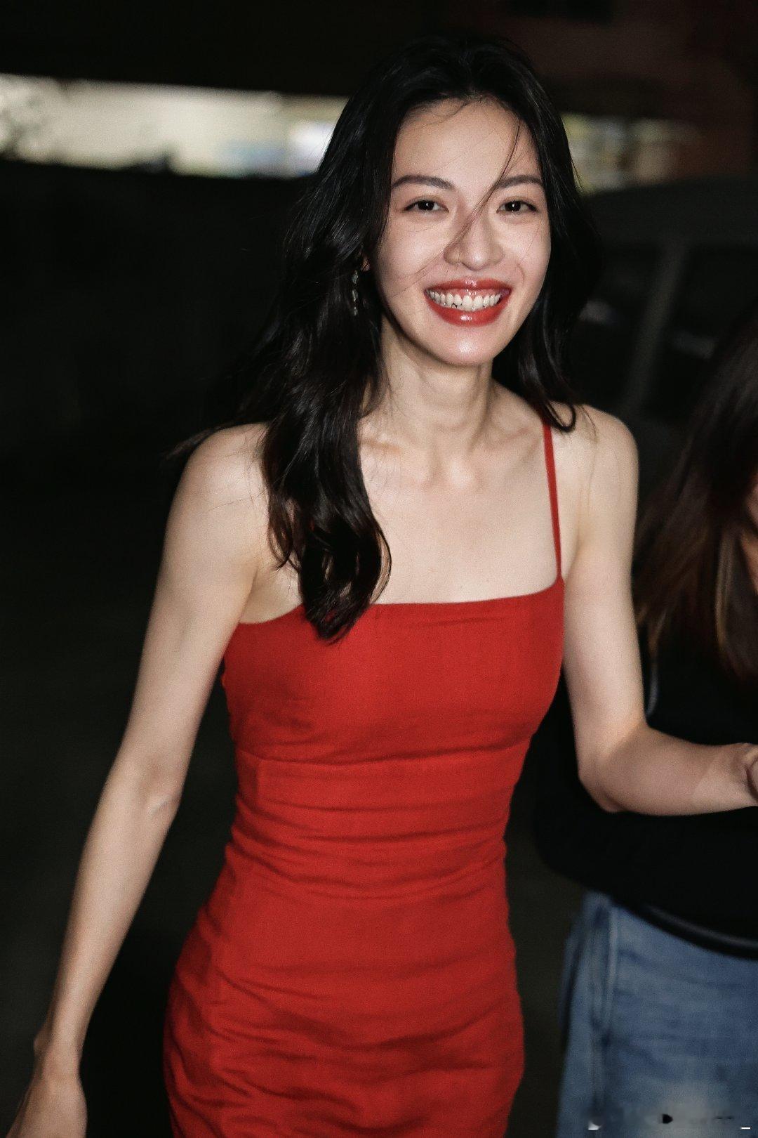 钟楚曦黑丝钟楚曦把小黑裙穿出了独一份的韵味，比例优越气场十足，温柔又魅惑真的太绝