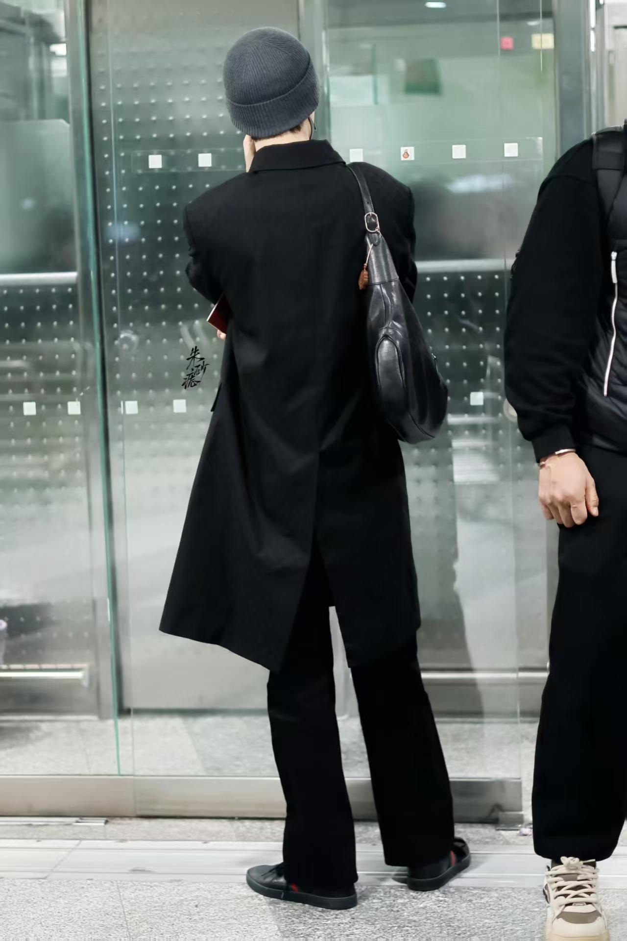 肖战的大长腿有多长呢？“就是肖战的裤子去游乐园都需要自己买票”[捂脸哭][捂脸哭]