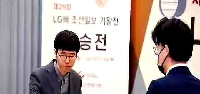 卞相壹被拒登机，梦百合杯门口刷卡失败。AI往事被翻旧账，“手滑”梗全网复读。面子