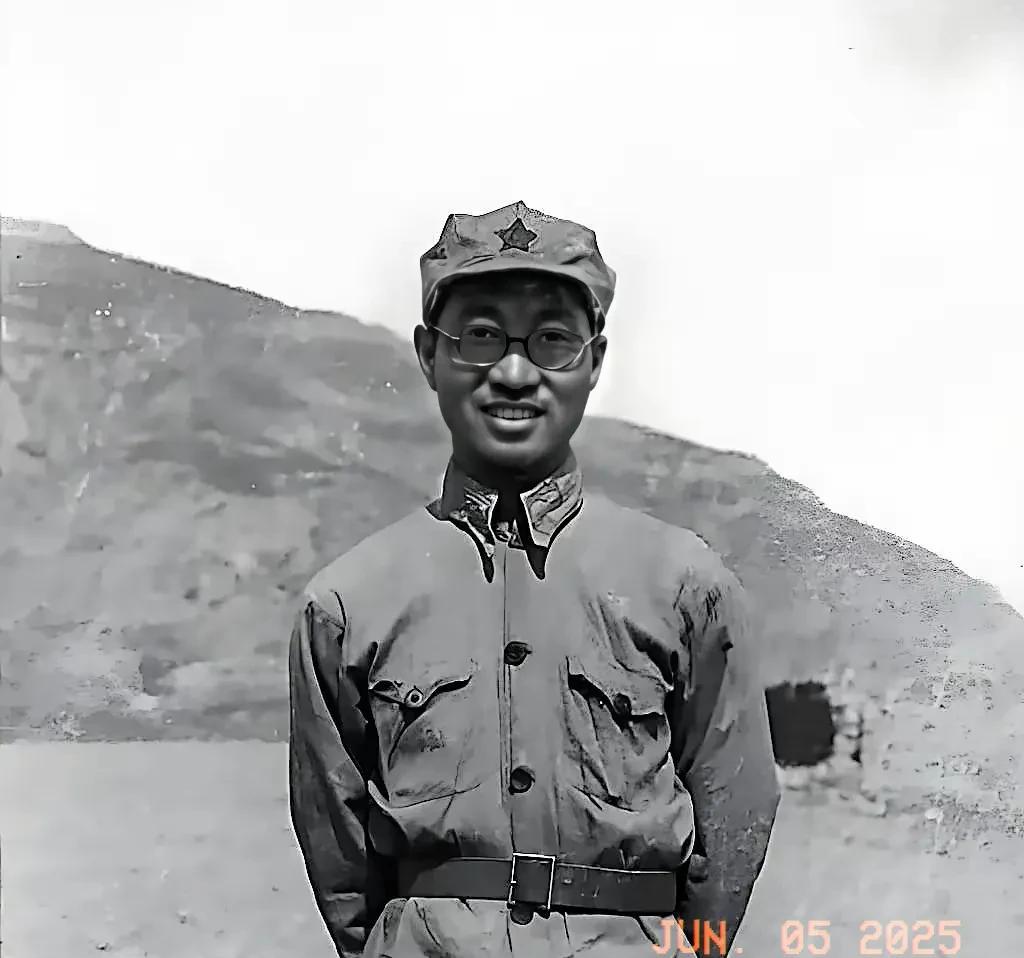1934年秋的赣南苏区，第五次反"围剿"的硝烟遮蔽了天空。面对蒋介石百万大军的铁