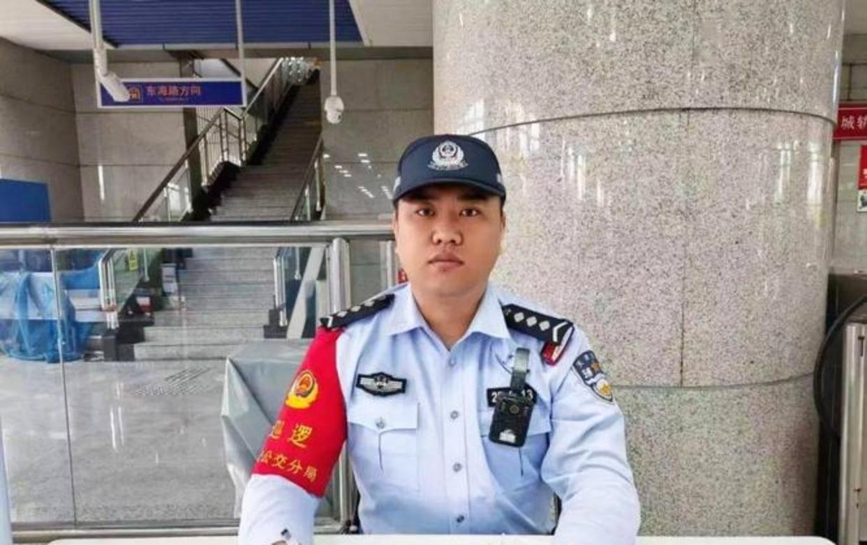 群众眼中的“警察”不分编内编外！辅警虽无正式民警的执法权，但穿上这身藏蓝制服