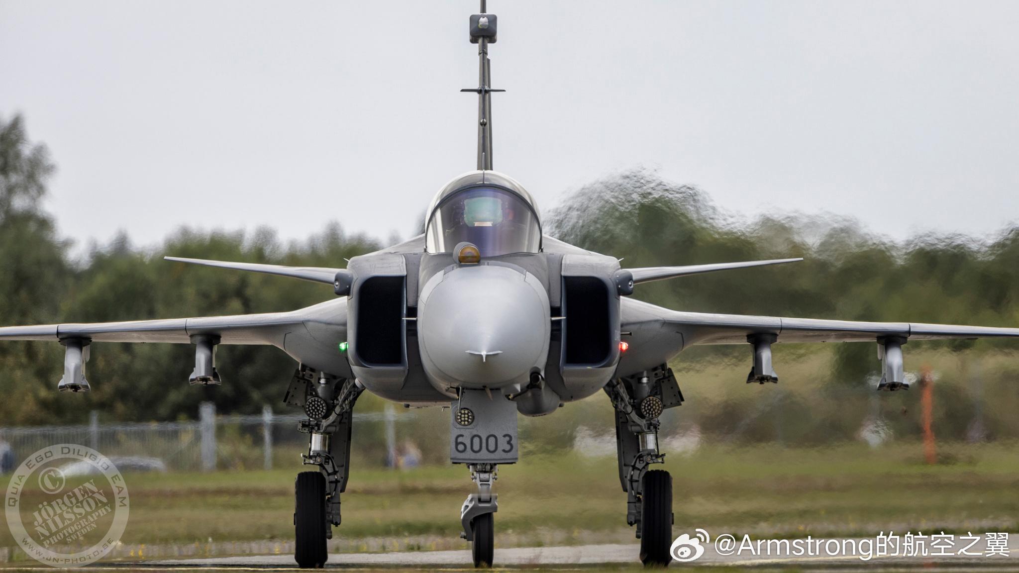 JAS-39E和JAS-39C迎头对比，主起落架从机身移到了机翼下方，让机腹拥有