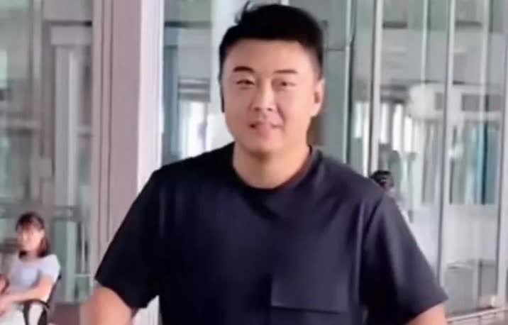 王皓抵达北京眼看着年轻了不少呀。王皓从澳门飞回北京了的高颜值全靠王楚钦打败雨果。