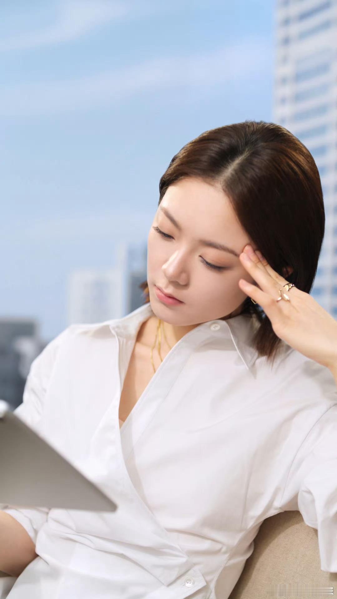 被赵今麦新风格美晕了赵今麦怎么美成这样了全新风格自带高光，五官精致立体，短发造型