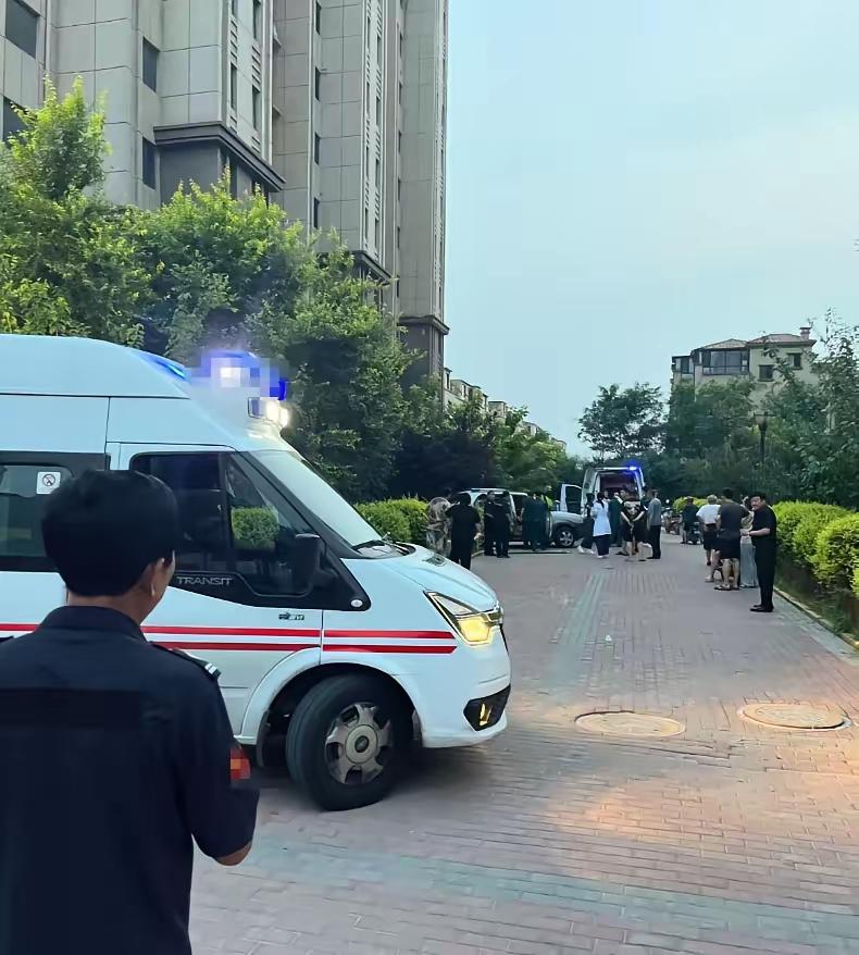 隔壁楼一个女孩没醒过来。十六岁，刚上高一。她爸开货车，她妈在厂里缝衣服，