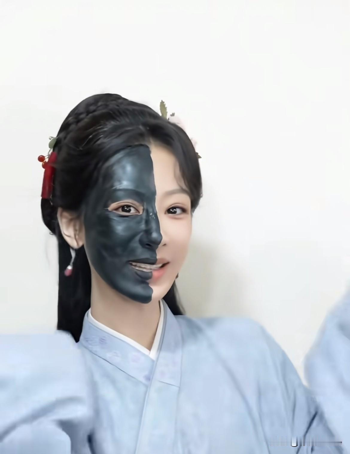 5月17日，杨紫为了《家业》剧宣也是拼了！用墨涂了半张脸，给自己整了个阴阳脸！
