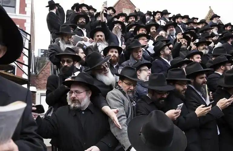 什么叫双标？二战德国因为杀害了600万犹太人而被永久刻在了耻辱柱上。犹太人也一直