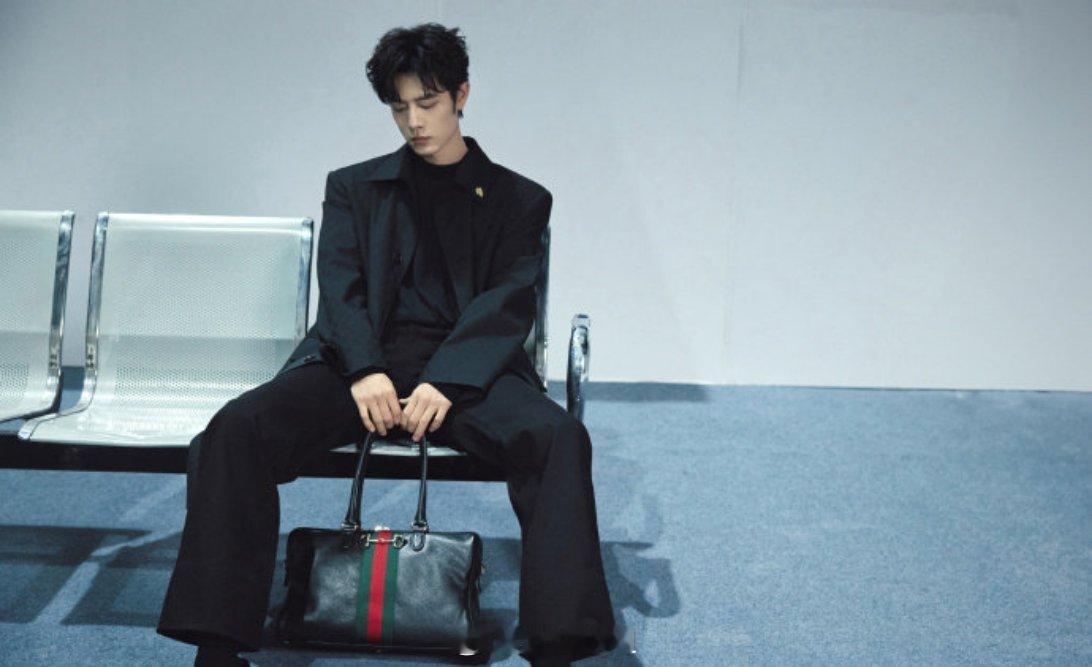 哇哦，一起来看看肖战的米兰时装周出发图，作为两次大爆的顶流生，这时尚表现力感觉也