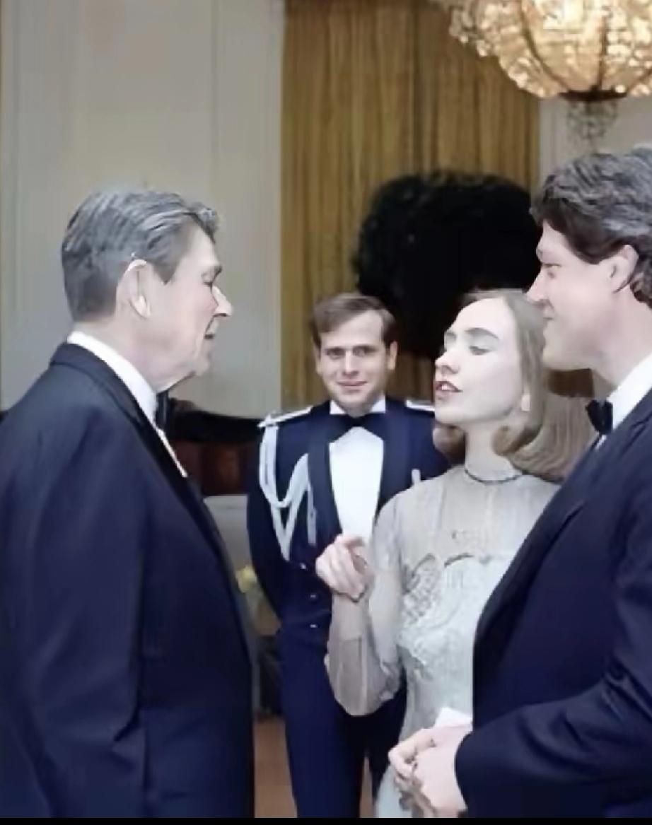 里根接见克林顿夫妇时，希拉里和里根热聊不停，克林顿尬笑着插不上话，只能当忠实