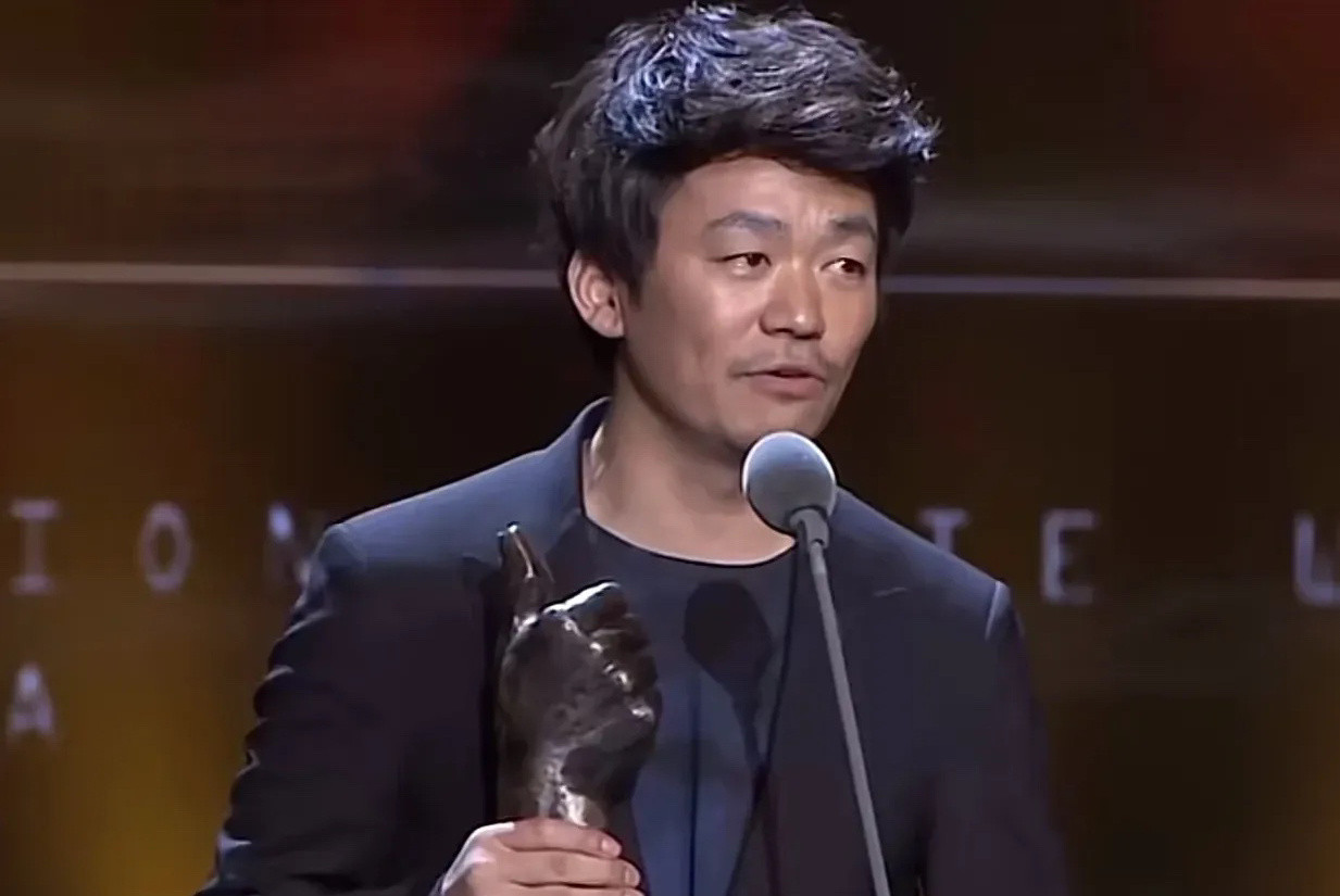 网友的总结，娱乐圈两个永远不塌房的男明星:王宝强和黄宗泽。一个坚毅不倒，一个一