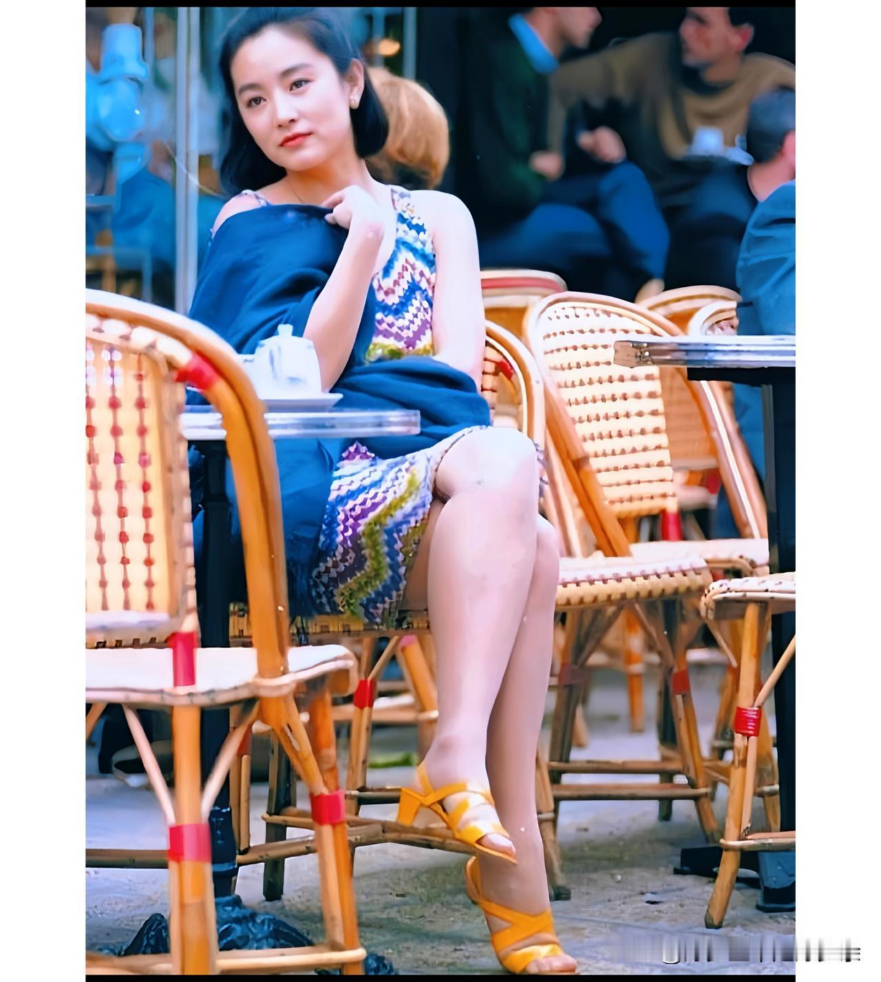 这是1991年一代女神林青霞在欧洲街头咖啡馆的一张留影，当时林青霞37岁，留着清