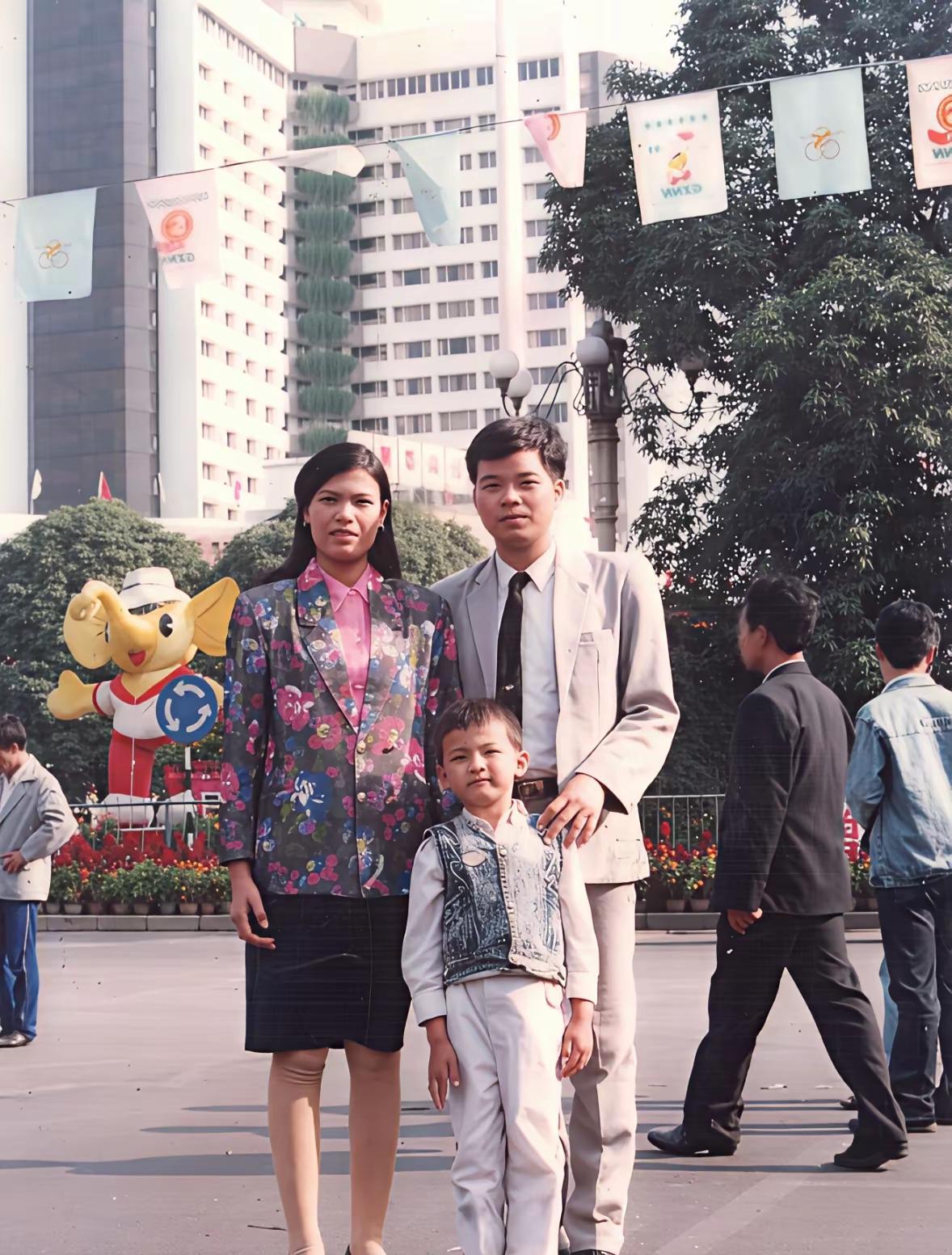 这是1994年，一位柳州微型汽车厂干部带妻儿到南宁出差，在一个广场的合影照。这
