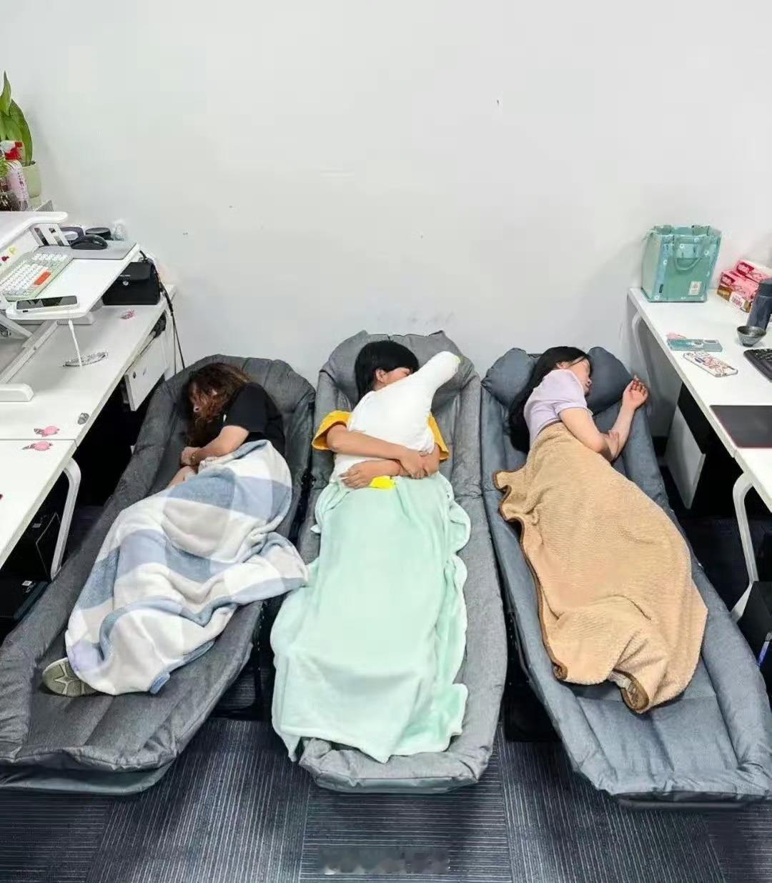 深圳某公司，这样午休不尴尬吗？[并不简单]​​​