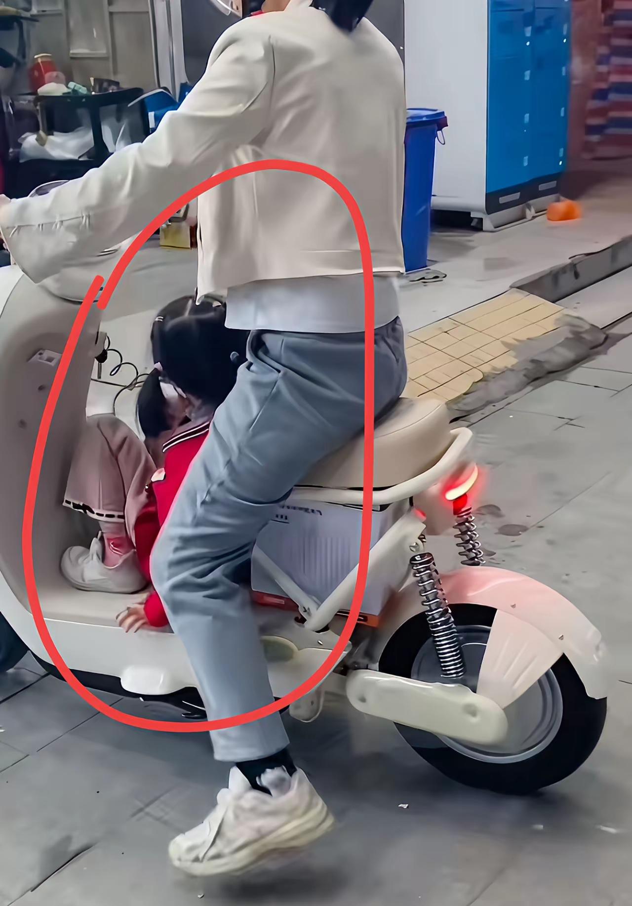 设计新国标电动车的，一定脑子进水了！因为它根本就没考虑实用性，像是故意和