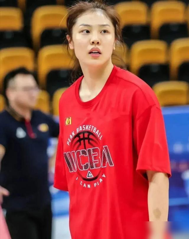 宫鲁鸣掀桌子了！世界杯亚军功臣张茹，直接被踢出集训名单，球迷都炸了。你看她世