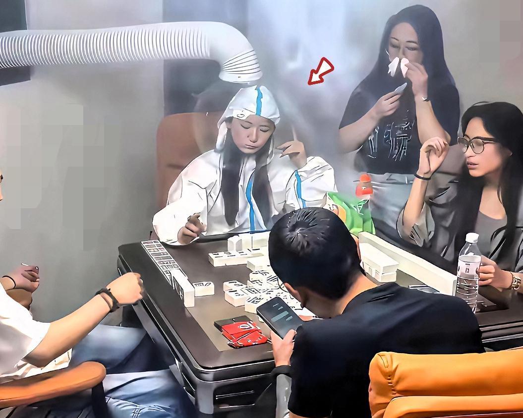 成都的麻将馆，不烧烟了。老一辈手里还夹着烟，新来的年轻人直接皱眉。老板不硬赶