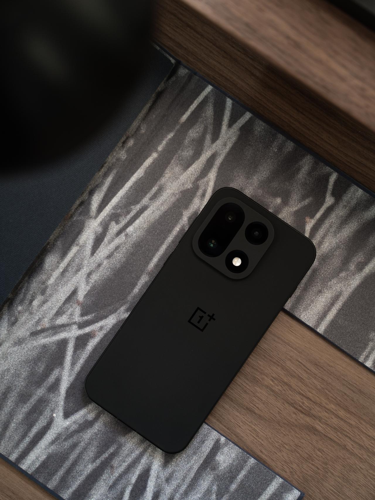 在黑色这一块上面，一加从一加11那一代的丝绸玻璃黑色带来了惊艳的感受之后，每一代