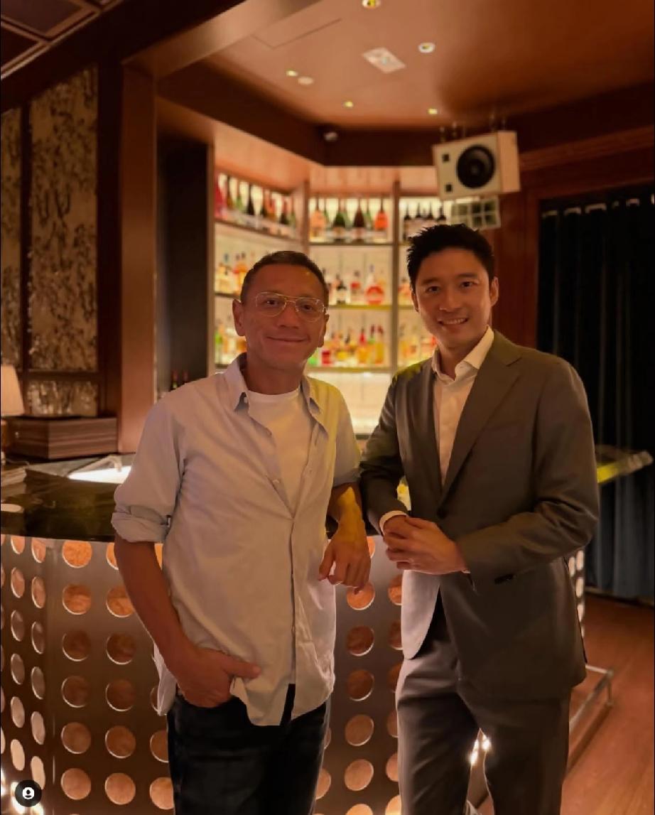 4月22日，霍启山捧场杨其龙的餐厅，二人年龄差了16岁，但像是好朋友一样，看来咖