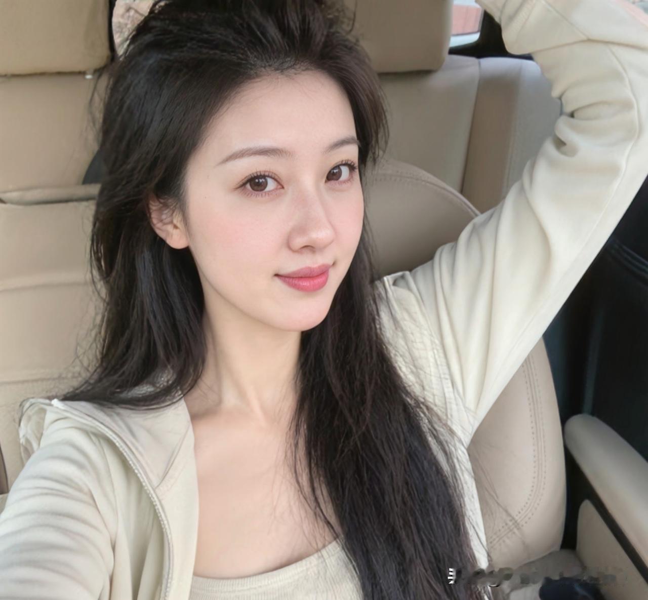 我喜欢你，或许只是初见的悸动，太过轻微；而我爱你，又常常带着太多承诺的重