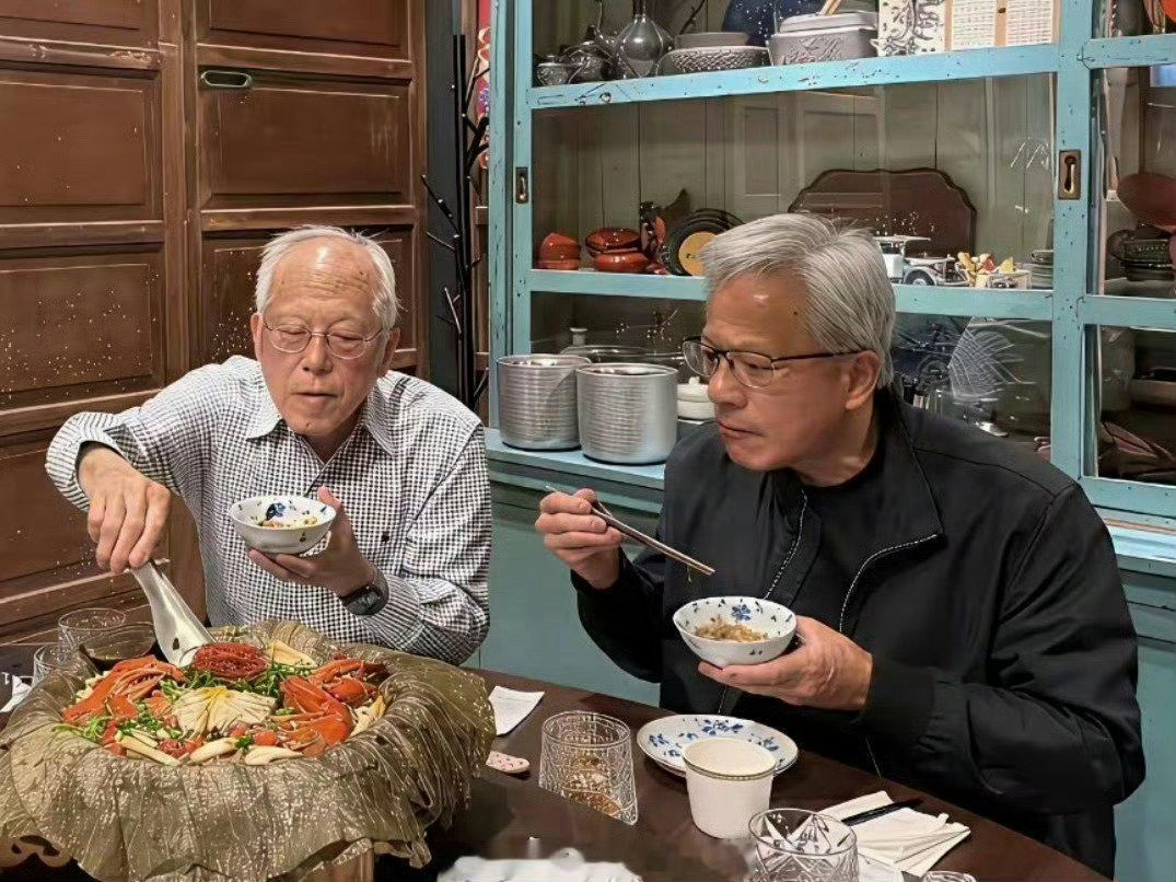 黄仁勋和年迈的父母一起聚餐吃饭，96岁的黄兴泰状态不错。​​​#飞月名人名言集#​