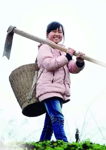 2013年，央视镜头里，14岁重庆女孩背着弟弟翻山上学，却始终面带微笑。可是，当6岁弟弟上台给她颁奖
