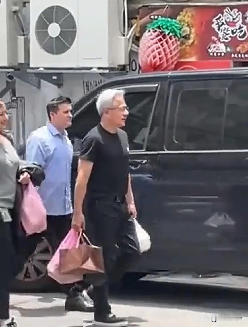 黄仁勋大包小包现身街头买水果，身边这么多保安，没人帮忙拎一下[笑着哭][笑着哭]