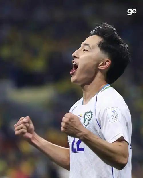 这名身高一米六七的球员，打进了中亚国家乌兹别克斯坦在世界杯决赛圈的首粒进球。