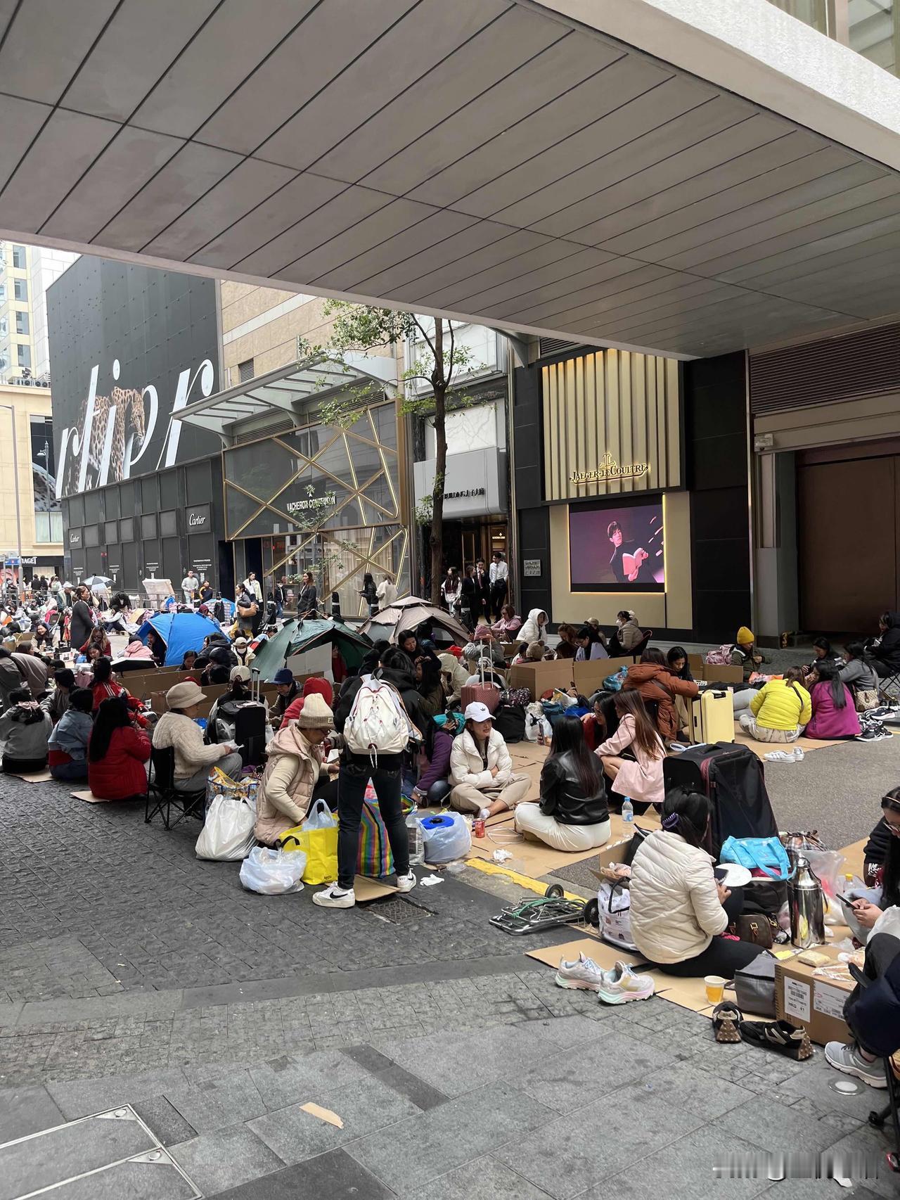 香港周末街头，也就那样吧！地铁出口附近，菲佣扎堆有点挤好多菲佣趁着休息，扎堆